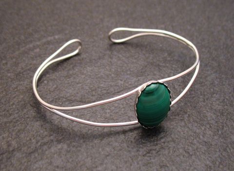 Malachit Cabochon Sterling Silber Armreifen 17 cm vom Hersteller Juwelier Harnisch, feine Verarbeitung mit eleganter Form und intensiver grüner Farbe des Malachits. Umfang 17 cm.
