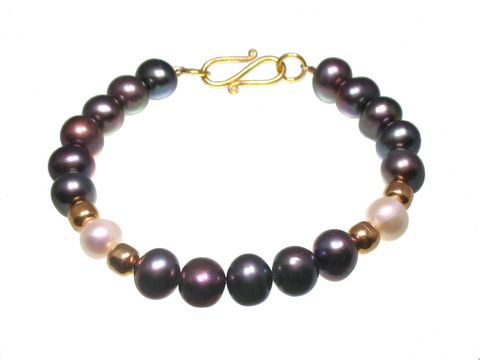Graues Perlenarmband mit weißen Perlen und Zwischenteilen, Hersteller Juwelier Harnisch, hergestellt aus hochwertigen Edelsteinen.