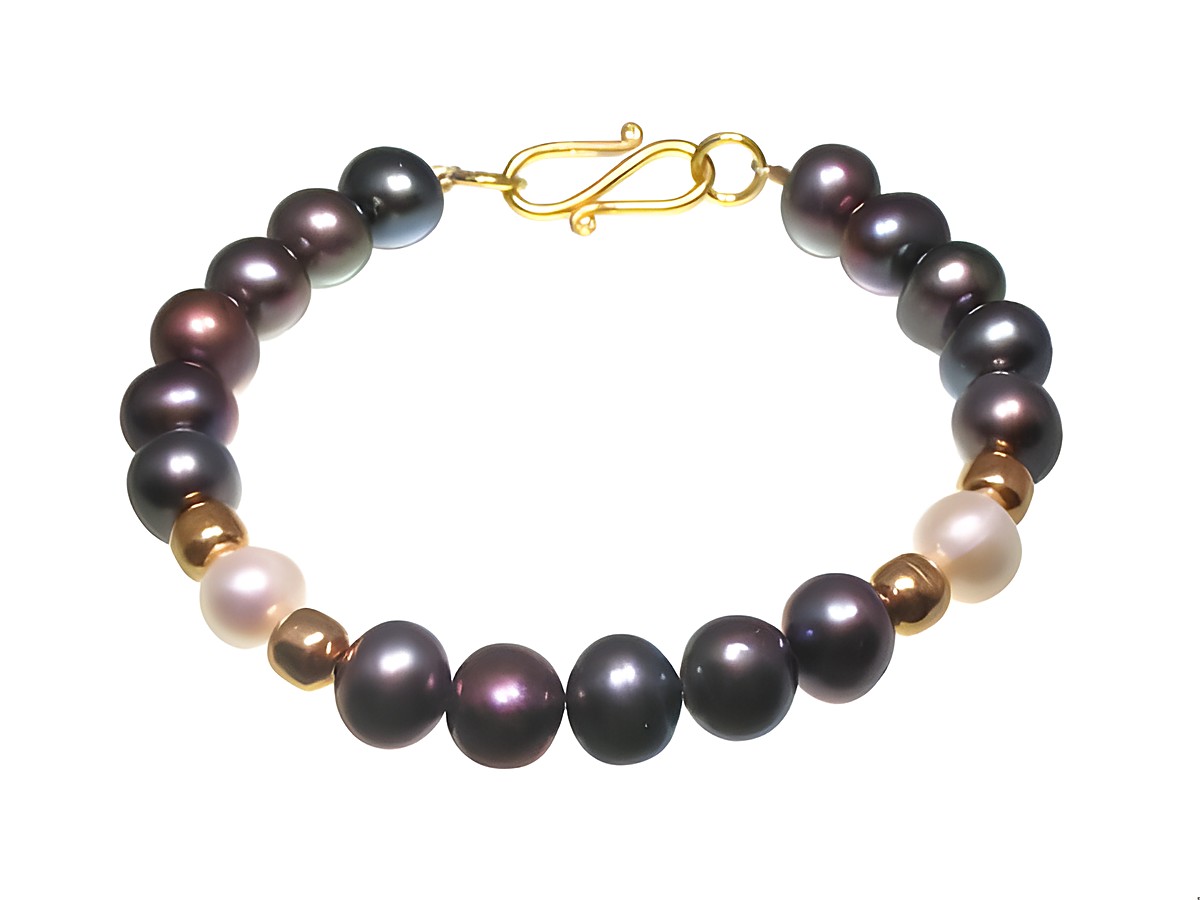 Graues Perlenarmband mit weißen Perlen und Zwischenteilen, Hersteller Juwelier Harnisch, hergestellt aus hochwertigen Edelsteinen.