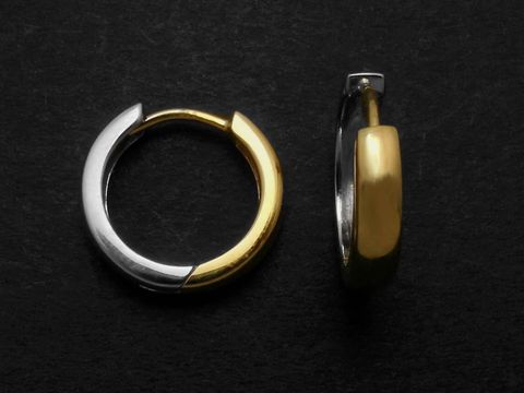 Bicolor Scharniercreolen aus Gelbgold und Weißgold mit einer Größe von 1,4 cm x 3 x 2 mm, hergestellt von Juwelier Harnisch, bis 15 mm. Elegantes Design für jeden Anlass.