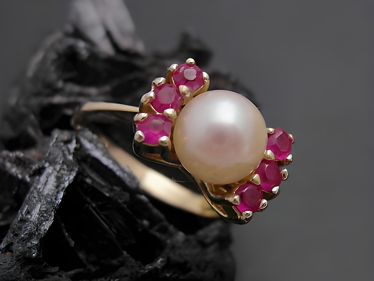Gold Perlen Ring edel Gr. 53,5 6,9 mm Zuchtperle mit synthetischen Rubinen aus Gold 333 Hersteller Juwelier Harnisch bis Gr. 54 17,5.