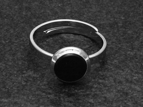 Silberring rho rund Größe verstellbar mit schwarzem Onyx Stein, rhodiniert, von Juwelier Harnisch. Elegantes Design, ideal für jeden Anlass.