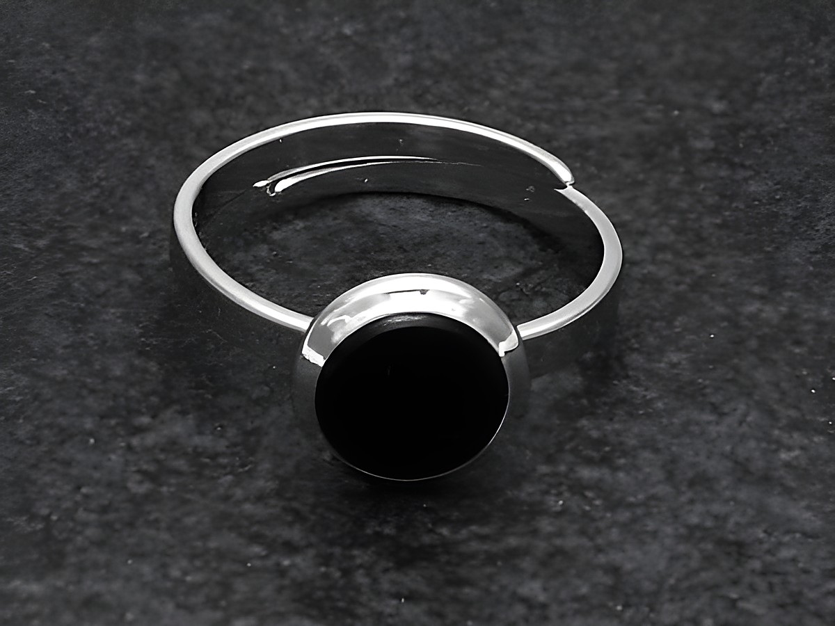 Silberring rho rund Größe verstellbar mit schwarzem Onyx Stein, rhodiniert, von Juwelier Harnisch. Elegantes Design, ideal für jeden Anlass.