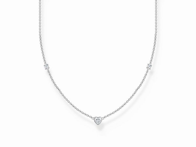 Eine elegante Thomas Sabo Kette aus Sterling Silber mit Zirkonia, 90 cm verstellbar, mit einem herzförmigen Anhänger in der Mitte und funkelnden Details.