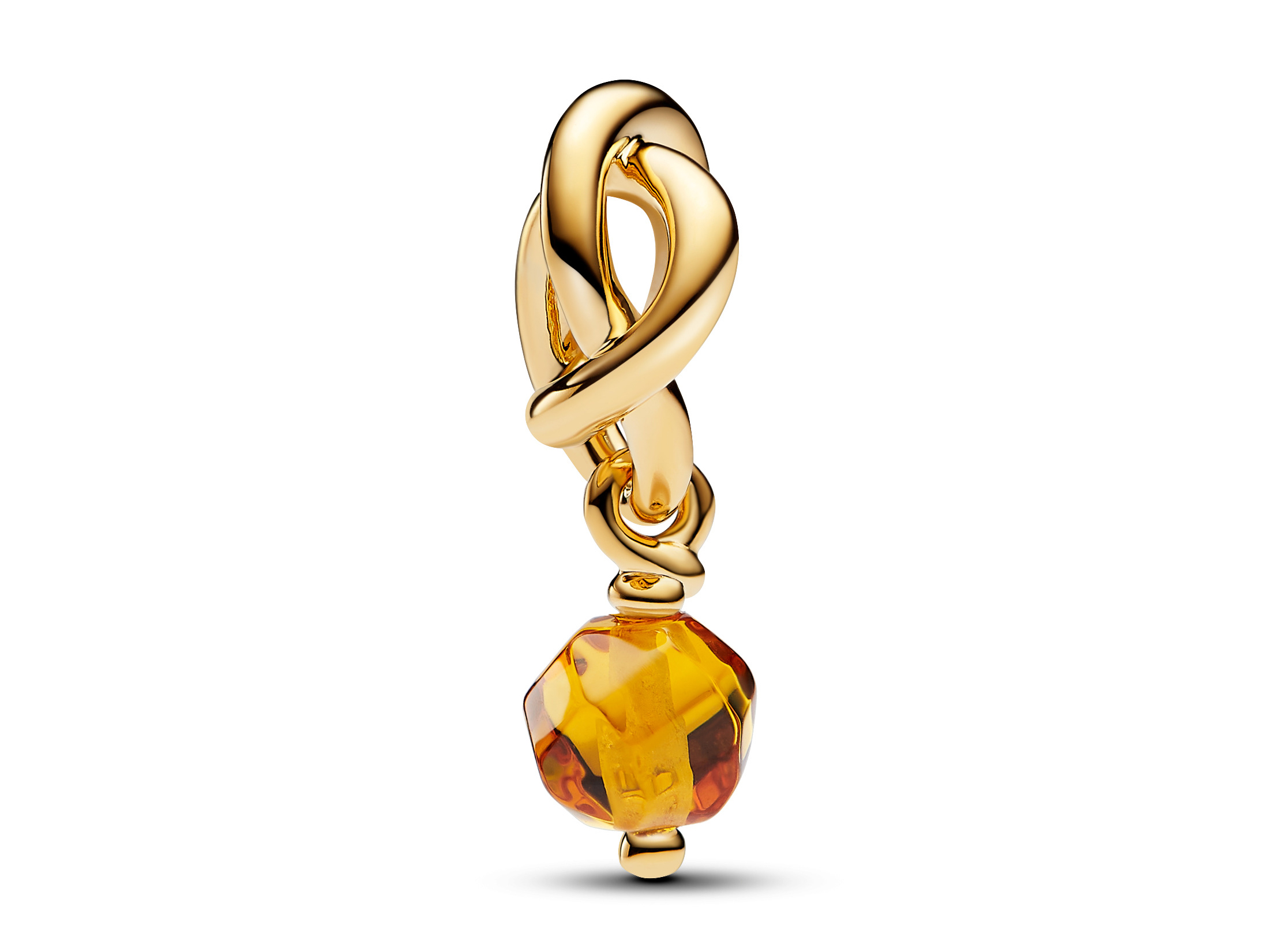 Eleganter Pandora Charm aus vergoldetem Metall mit einem orangenen Kristall, der in einer ansprechenden Form gestaltet ist und perfekt für eine stilvolle Schmuckkollektion im November geeignet ist.