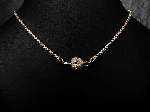 Silber Kette - Venezia rosé vergoldet - rhodiniert - 45 cm von Juwelier Harnisch mit Magnetverschluss, elegant auf einem schwarzen Hintergrund präsentiert.
