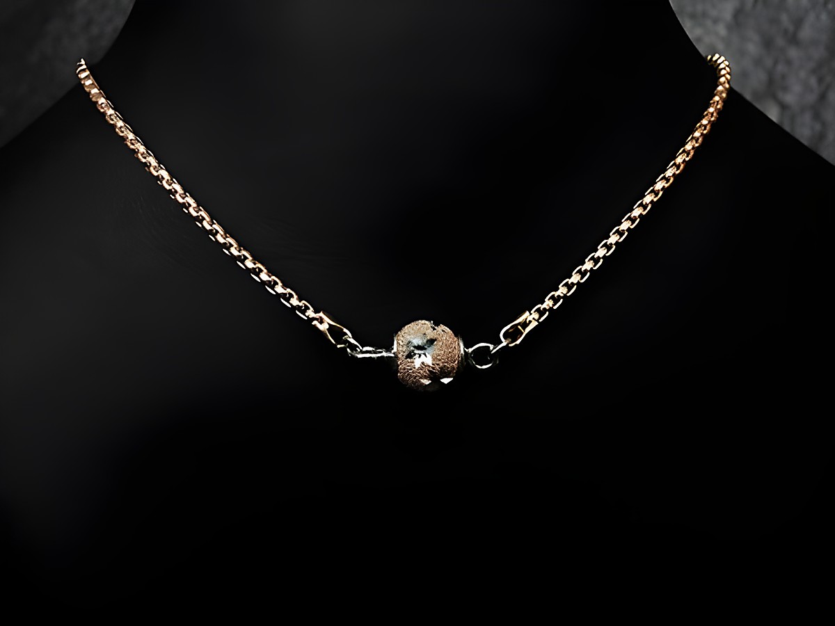 Silber Kette - Venezia rosé vergoldet - rhodiniert - 45 cm von Juwelier Harnisch mit Magnetverschluss, elegant auf einem schwarzen Hintergrund präsentiert.