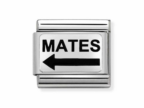 333020823-0 Klassisches Edelstahlplättchen mit dem Schriftzug MATES und einem schwarzen Pfeil nach links, perfekt für personalisierte Armbänder von Nomination.