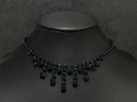 Strass Kette prächtig in GRÜN mit einer Länge von 44,5-48 cm in schwarz, Hersteller: Juwelier Harnisch, Fassung schwarz, ideal für elegante Anlässe.