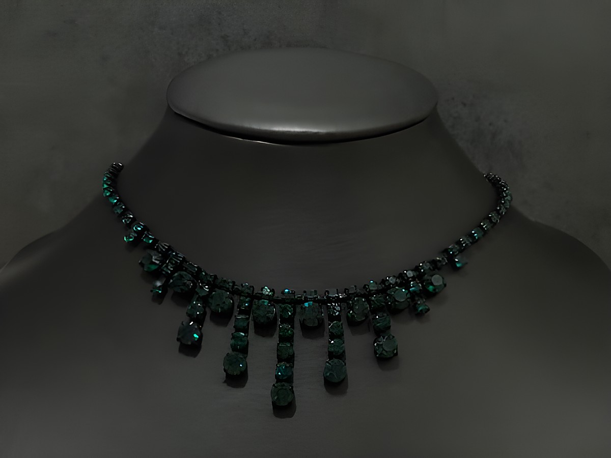 Strass Kette prächtig in GRÜN mit einer Länge von 44,5-48 cm in schwarz, Hersteller: Juwelier Harnisch, Fassung schwarz, ideal für elegante Anlässe.