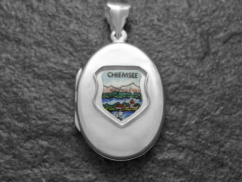 Silbermedaillon mit einem kunstvoll gestalteten Wappen des Chiemgau Chiemsee, das eine Landschaft darstellt, hergestellt von Juwelier Harnisch in Bayern.