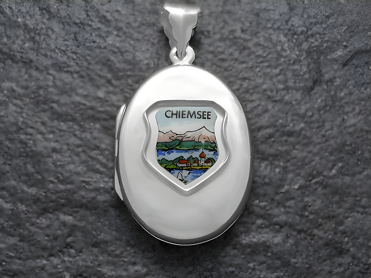 Silbermedaillon mit einem kunstvoll gestalteten Wappen des Chiemgau Chiemsee, das eine Landschaft darstellt, hergestellt von Juwelier Harnisch in Bayern.