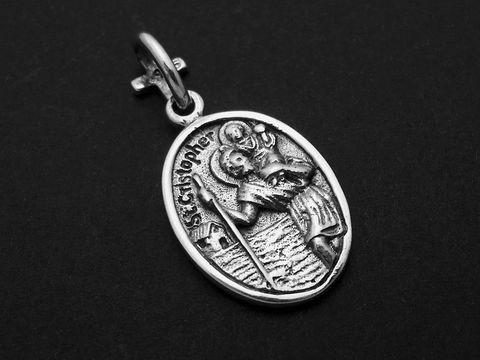 Silber Anhänger im Oval mit einer Darstellung von St. Therese und St. Christopher, Hersteller Juwelier Harnisch, dient als Glücksbringer. Ideal für persönlichen Schmuck.