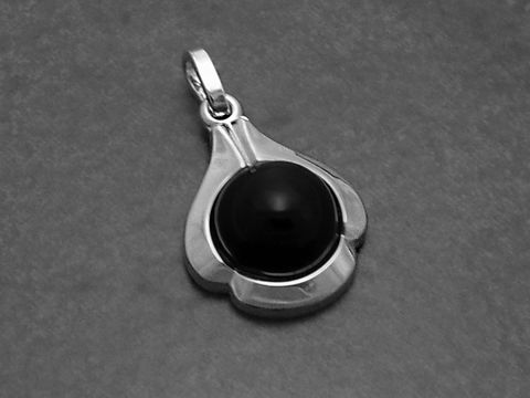 Silber Anhänger mit echtem schwarzen Onyx in Kugelform, schlichtes Design mit einem schönen Glanz, Hersteller: Juwelier Harnisch, ideal für elegante Schmuckstücke.