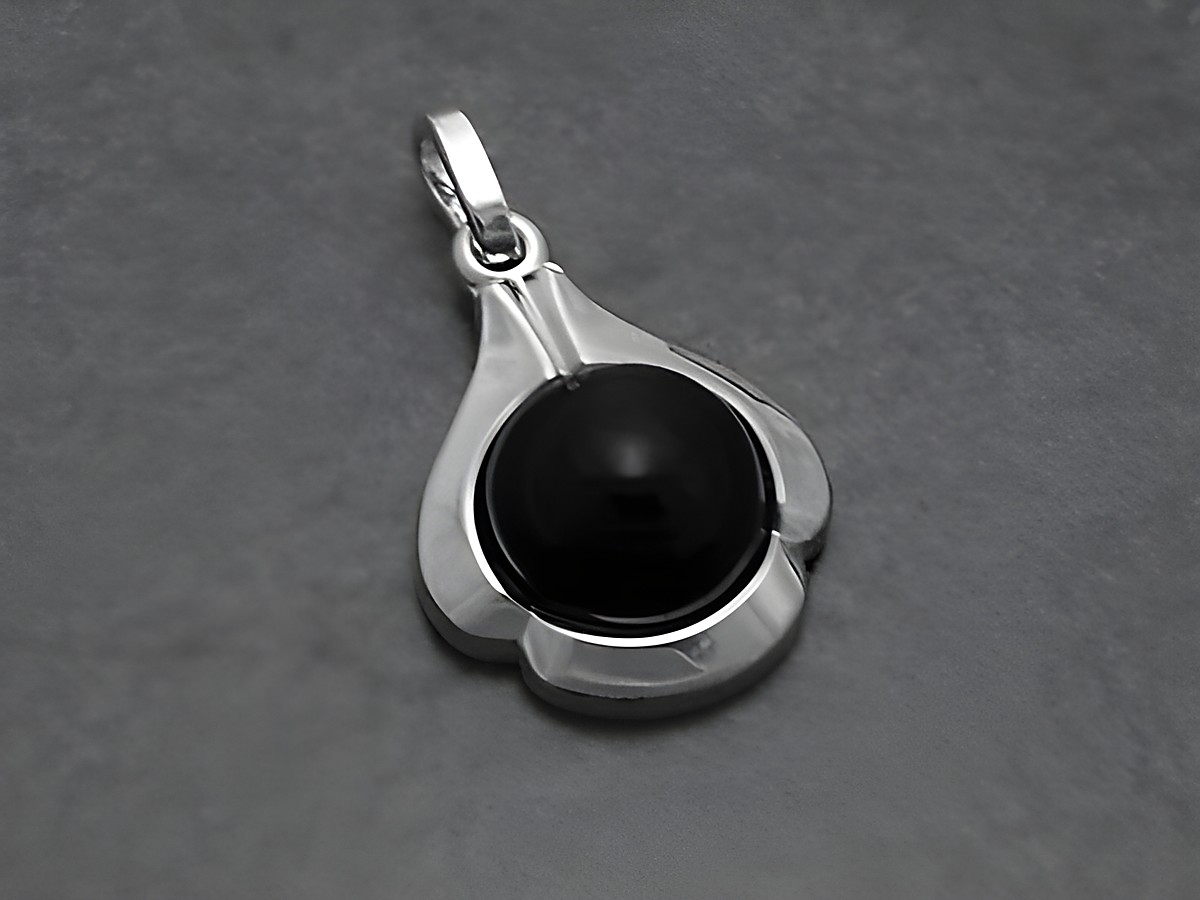 Silber Anhänger mit echtem schwarzen Onyx in Kugelform, schlichtes Design mit einem schönen Glanz, Hersteller: Juwelier Harnisch, ideal für elegante Schmuckstücke.