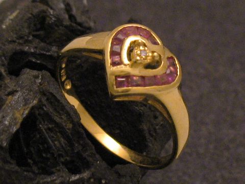Goldring Herz Gold 375 mit Diamant und Rubin, Größe 57, Hersteller Juwelier Harnisch, geeignet bis Größe 58/18,5. Elegant gestalteter Ring mit Herzmotiv und farbigen Steinen.