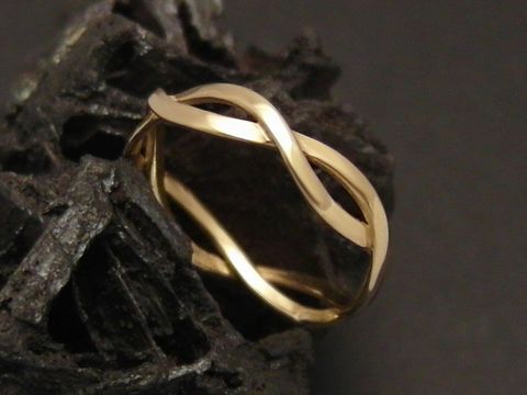 Filigraner Ring aus Gold in Größe 52 vom Hersteller Juwelier Harnisch, mit elegantem, geschwungenem Design, ideal für stilvolle Anlässe und hochwertige Schmuckliebhaber.