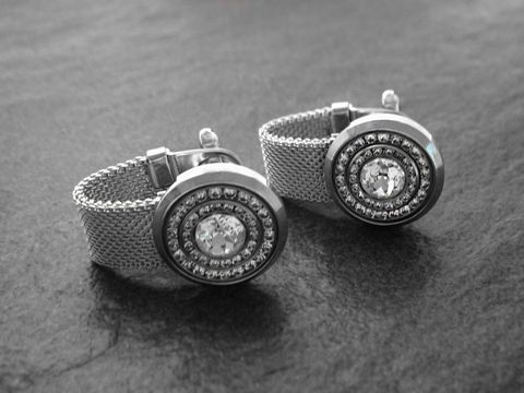 Silberfarbene Manschettenknöpfe mit Strass Steinen von Juwelier Harnisch, rhodiniert, elegant gestaltet mit einem zentralen Strass Stein und umlaufendem Strass Kranz.
