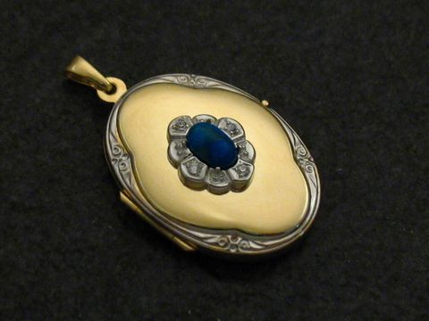 Howlite blauer Medaillon Cabochon in Gold 585 bicolor, gefertigt von Juwelier Harnisch. Elegantes Design mit floralem Motiv und feiner Verarbeitung. Perfekt für besondere Anlässe.
