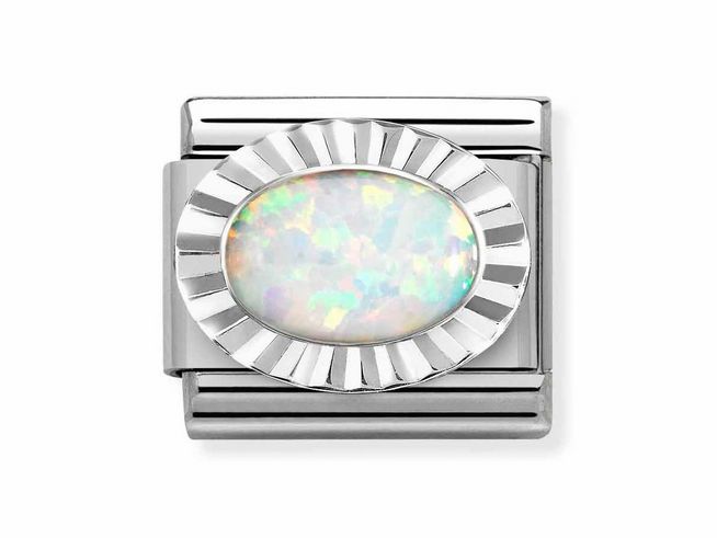 Silberner Schmuckanhänger mit ovalem, diamantiertem weißen Opal in einem eleganten, glänzenden Design, perfekt für jeden Anlass und als stilvolles Accessoire erhältlich.