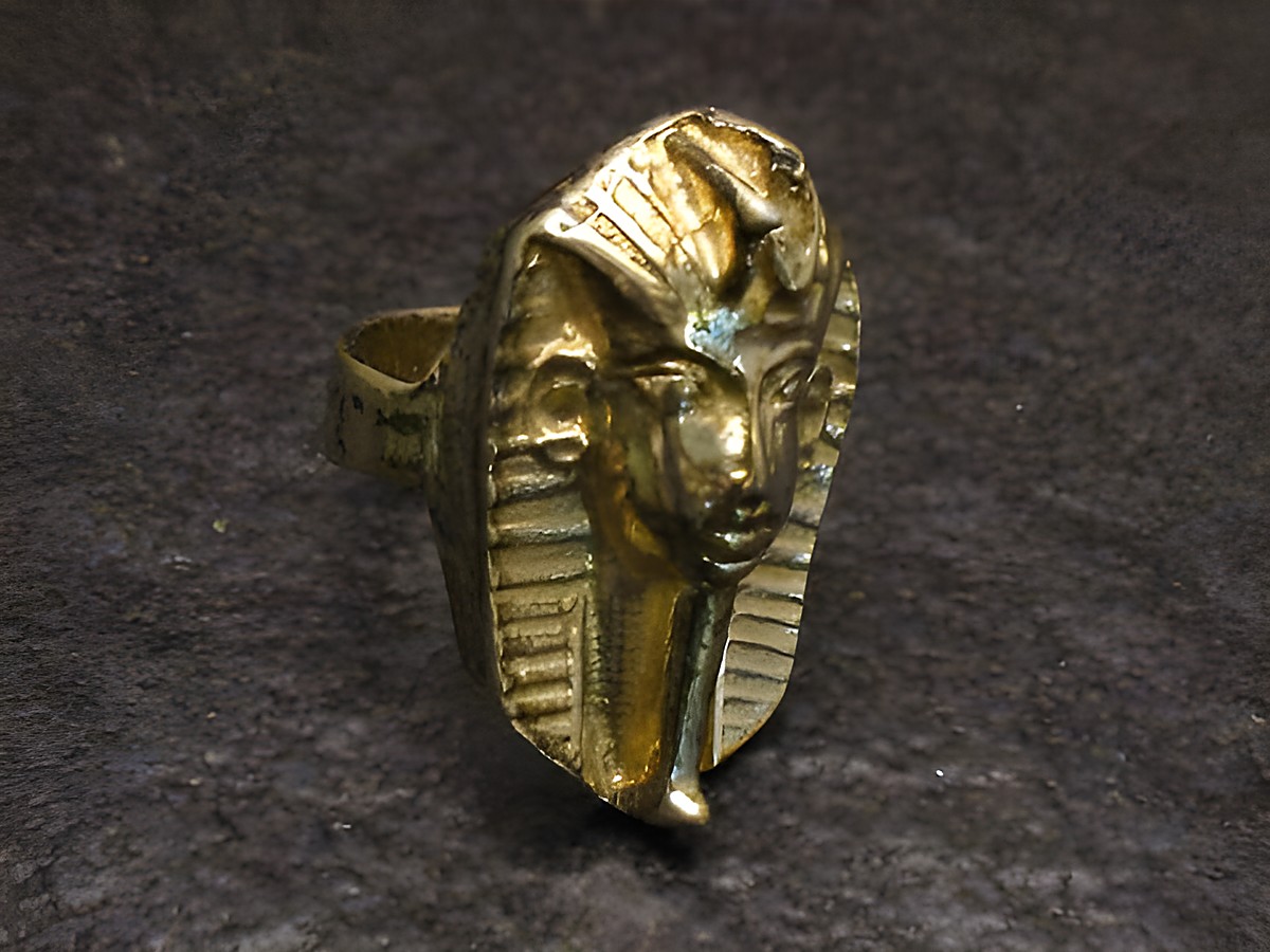 Sphinx Ring verstellbar aus Silber vergoldet, kunstvoll gearbeitet, ohne Stein, Hersteller Juwelier Harnisch, zeigt eine stilisierte Sphinx-Figur.