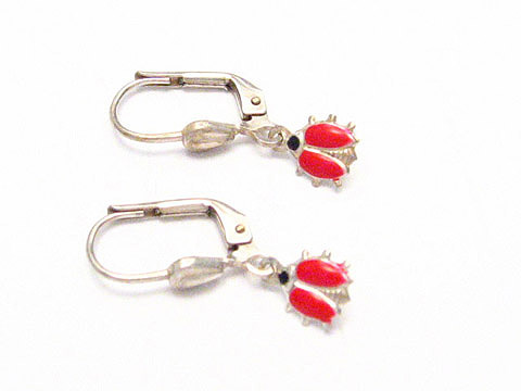 Silberne Ohrringe für Kinder mit marienkäferförmigen Anhängern in Rot, ideal für kleine Mädchen, Hersteller Juwelier Harnisch.