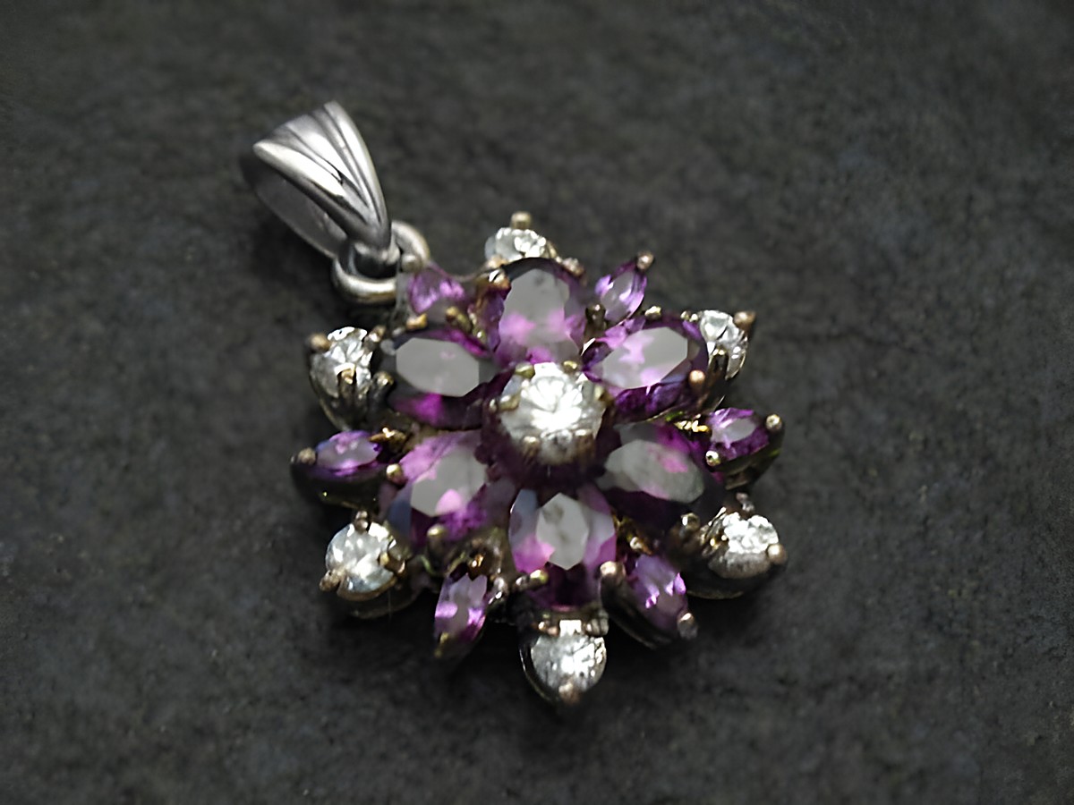 Anhänger Stern aus Sterling Silber opulent mit Zirkonia, funkelnde lila und klare Steine, Hersteller Juwelier Harnisch, ideal für elegante Anlässe.