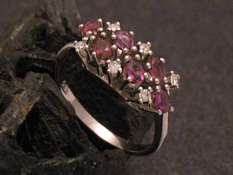 Weißgoldring traumhaft mit Diamanten und Rubinen, hergestellt von Juwelier Harnisch, Größe 58, ideal für elegante Anlässe und besondere Momente.