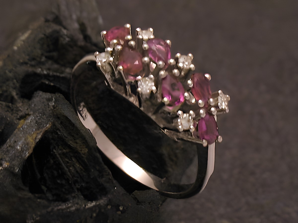 Weißgoldring traumhaft mit Diamanten und Rubinen, hergestellt von Juwelier Harnisch, Größe 58, ideal für elegante Anlässe und besondere Momente.