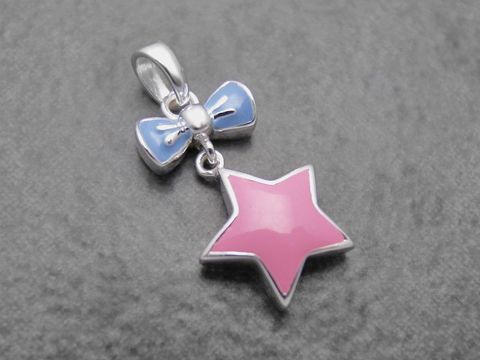 Anhänger in Form eines Sterns mit einer Schleife aus Sterling Silber, rosa und hellblau lackiert, ideal für Kinder. Hersteller: Juwelier Harnisch.