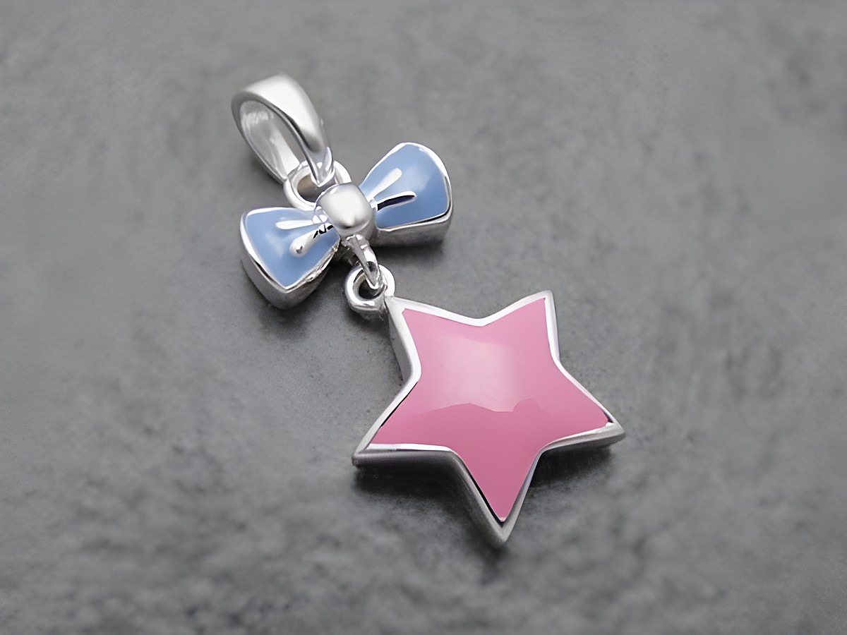 Anhänger in Form eines Sterns mit einer Schleife aus Sterling Silber, rosa und hellblau lackiert, ideal für Kinder. Hersteller: Juwelier Harnisch.