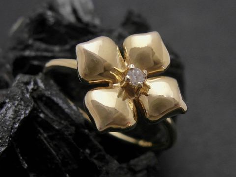 Gold Ring mit Blatt-Design, Gold 333, mit Diamant. Goldring in Größe 51, Hersteller Juwelier Harnisch, bis Größe 52/17 erhältlich.