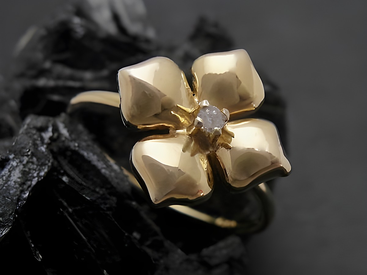 Gold Ring mit Blatt-Design, Gold 333, mit Diamant. Goldring in Größe 51, Hersteller Juwelier Harnisch, bis Größe 52/17 erhältlich.