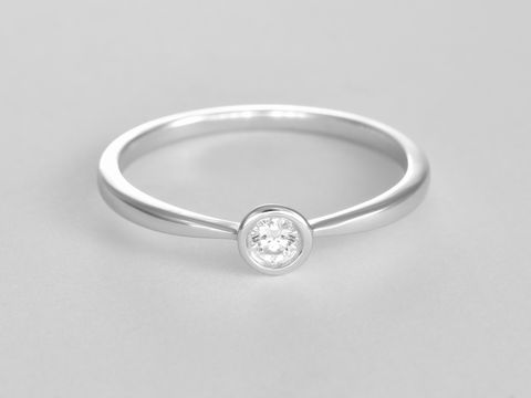 Weißgold Ring Verlobungsring zulaufend mit Brillant 0,09 ct. W/Si Größe 54 von Juwelier Harnisch elegantes Design, glänzende Oberfläche und funkelnder Stein für den perfekten Antrag.
