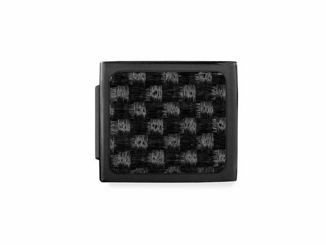 423011204-0 Der Charms PVD von Nomination zeigt ein quadratisches Design mit einer schwarz-matten Oberfläche und einem gestreiften Muster aus Kohlenstoff, ideal für stilvolle Armbänder.
