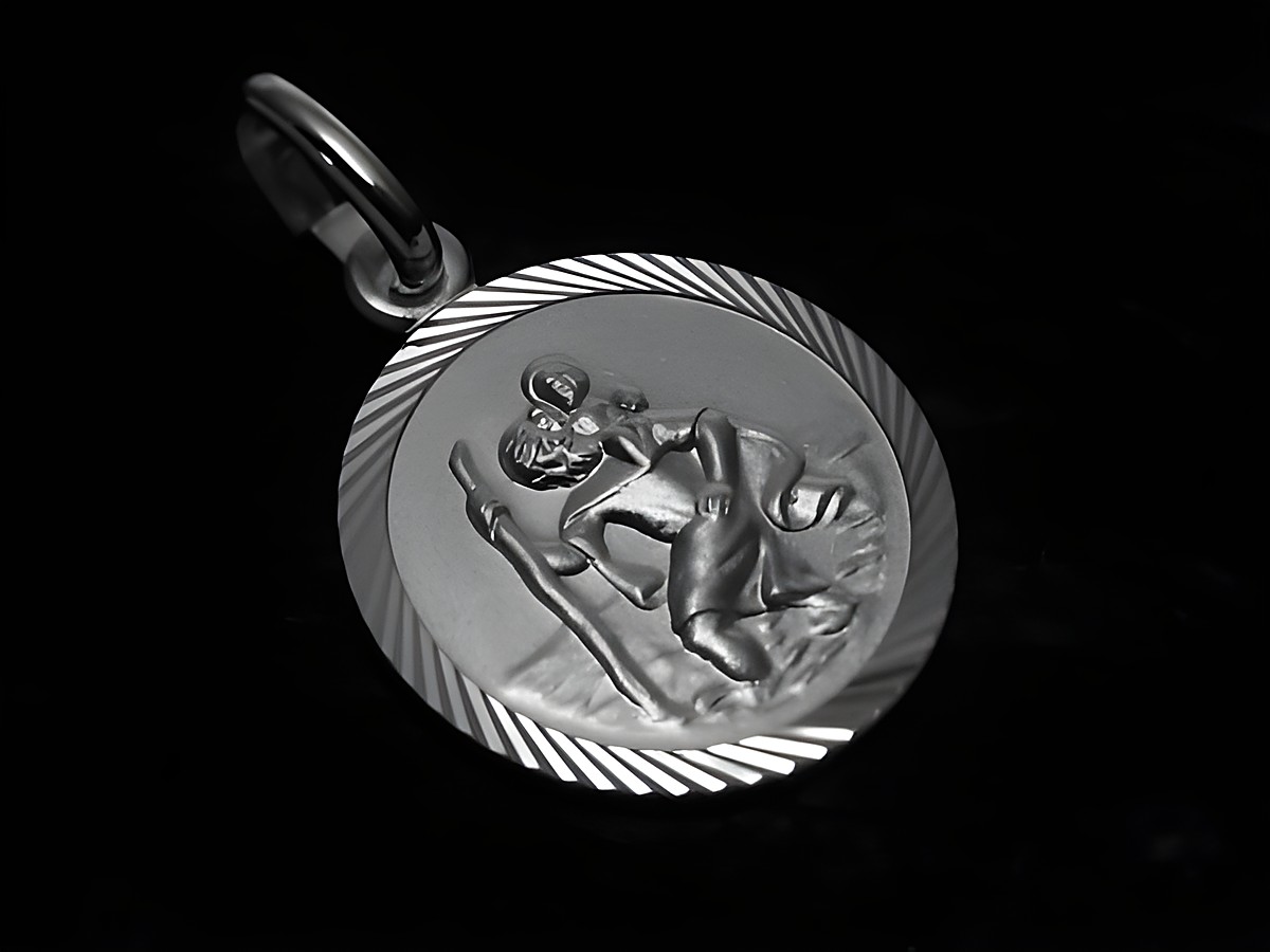 Christophorus Schutzpatron Sterling Silber Anhänger mit detaillierter Prägung und einer künstlerischen Darstellung von Christophorus, Hersteller Juwelier Harnisch.