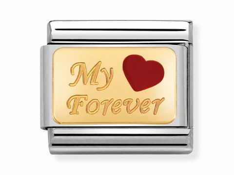 Charm mit der Aufschrift My Forever in geschwungener Schrift, begleitet von einem roten Herz, auf einer goldfarbenen Fläche, umrandet von silbernem Metall, Modellnummer 030284 26.