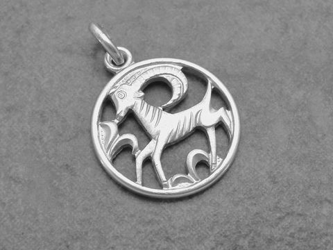 Silber Anhänger im Design des Steinzeichens Steinbock, rund, von Juwelier Harnisch, zeigt stilisierten Steinbock in einem kreisförmigen Rahmen, kunstvoll verarbeitet.