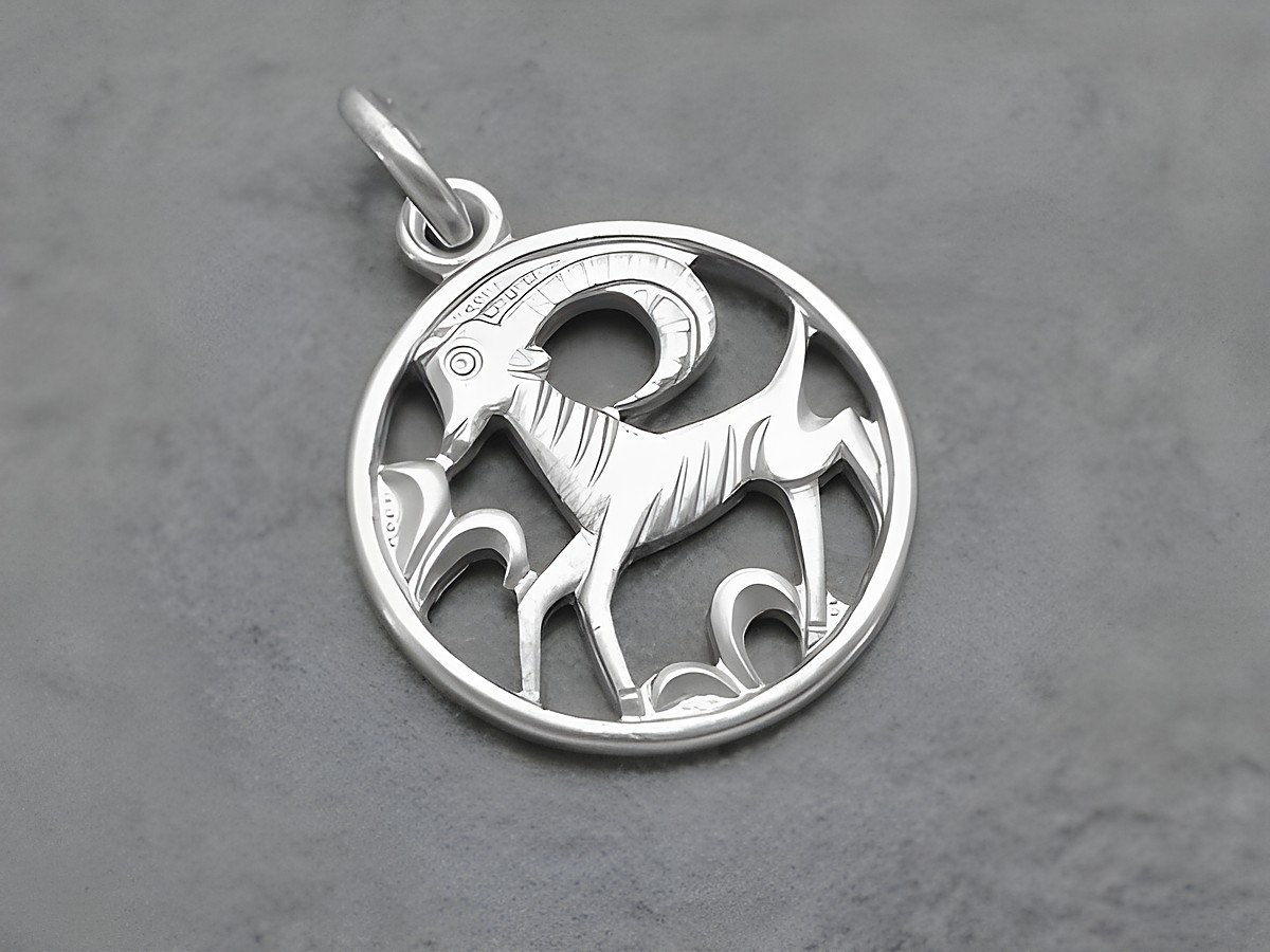 Silber Anhänger im Design des Steinzeichens Steinbock, rund, von Juwelier Harnisch, zeigt stilisierten Steinbock in einem kreisförmigen Rahmen, kunstvoll verarbeitet.