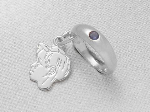 Taufring mit Gesicht eines Jungen aus Sterling Silber, verziert mit einem blauen Safir und inklusiver Gravur, Hersteller Juwelier Harnisch.