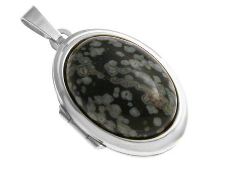 Schneeflocke Cabochon aus schwarzem Stein im Sterling Silber Medaillon, hochwertiger Schmuck des Herstellers Juwelier Harnisch, elegant und zeitlos gestaltet.