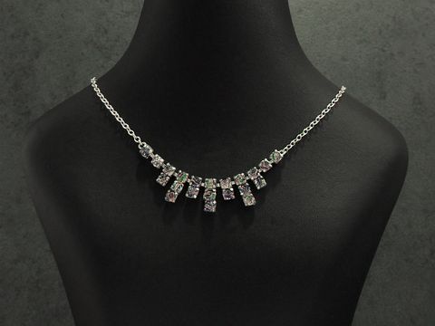 Strass Collier Kette lieblich und bunt 38-45 cm von Juwelier Harnisch aus Sterling Silber mit silberfarbener Strasskette, elegant präsentiert auf einem schwarzen Schmuckständer.