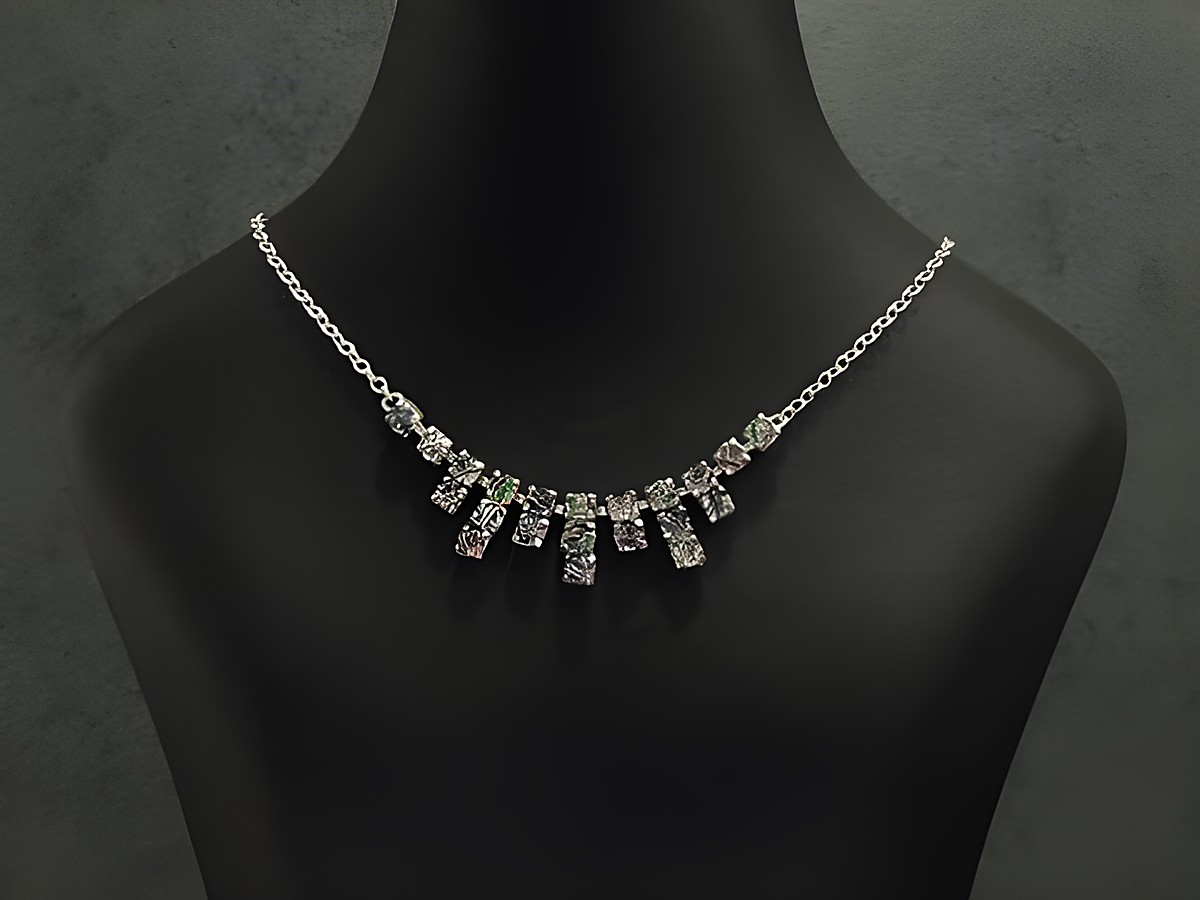 Strass Collier Kette lieblich und bunt 38-45 cm von Juwelier Harnisch aus Sterling Silber mit silberfarbener Strasskette, elegant präsentiert auf einem schwarzen Schmuckständer.