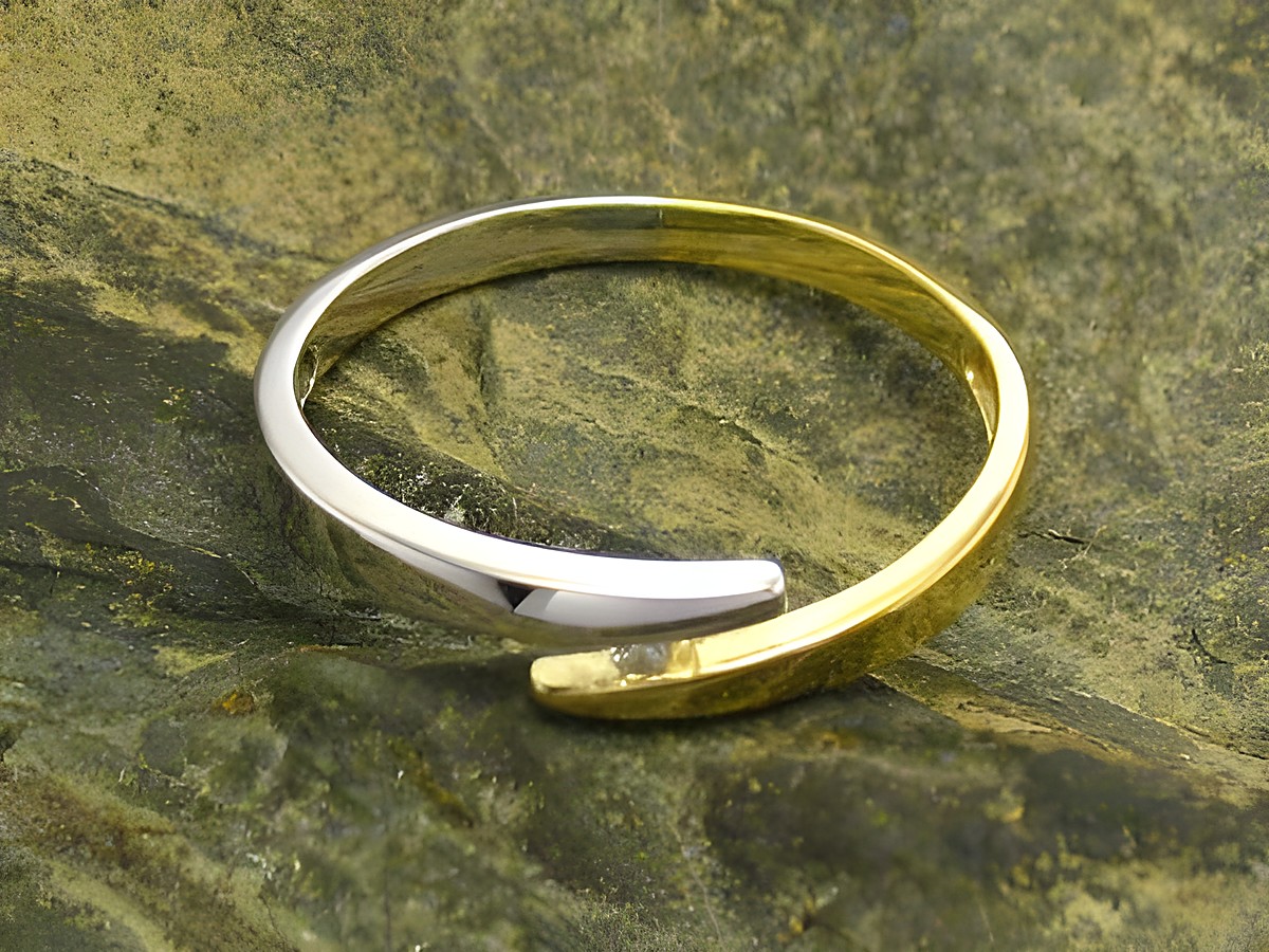 Ring Modern aus Gold 585 in der Größe 52/17 mit Zirkonia, gefertigt vom Juwelier Harnisch, präsentiert sich elegant mit einem geschwungenen Design.