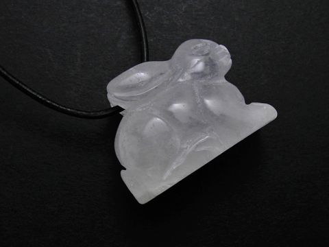 Steinfigur Anhänger aus Bergkristall in Form eines Hases mit einer 1 m langen Lederkette, hergestellt von Juwelier Harnisch, ideal für hochwertige Schmuckliebhaber.