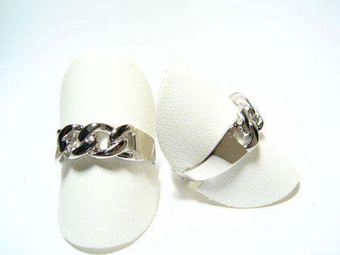 Silber Ring rhodiniert, verschlungen, Größe verstellbar, Hersteller: Juwelier Harnisch, ohne Stein, auf weißem Hintergrund präsentiert, elegantes Design in glänzender Oberfläche.