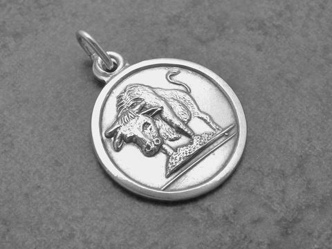 Silber Anhänger mit einem runden Design, das das Sternzeichen Stier abbildet. Hersteller ist Juwelier Harnisch, der Anhänger zeigt einen Stier in detaillierter Darstellung.
