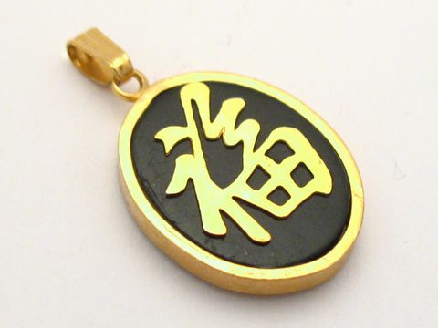 Ovaler China Onyx Anhänger in goldfarben mit einem symbolischen Motiv, hergestellt von Juwelier Harnisch, verziert mit Edelsteinen. Ideal für stilvolle Akzente.