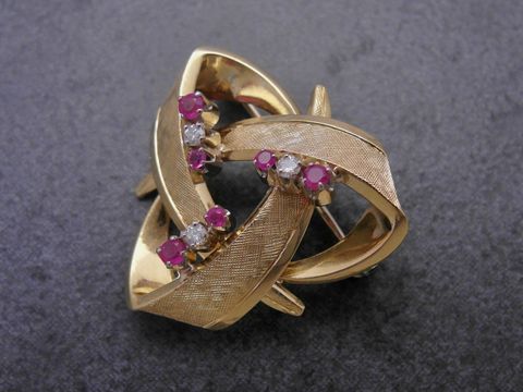 Eindrucksvolle Gold Brosche aus Gold 750 mit Rubin und Brillant, Anstecknadel vom Hersteller Juwelier Harnisch, meisterhaft verarbeitet in einem eleganten Design.