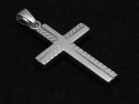Kreuz Diamantschliff Anhänger aus Sterling Silber, hergestellt von Juwelier Harnisch, mit strukturiertem Muster auf der Oberfläche, elegante und zeitlose Gestaltung.